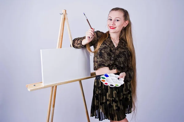 Hermosa mujer artista pintor con pinceles y lona al óleo posin —  Fotos de Stock