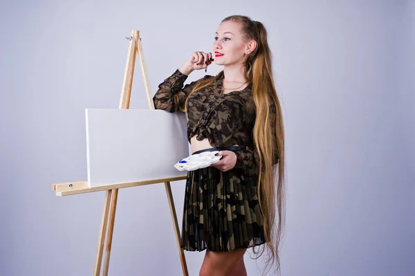 Vacker kvinna konstnär målare med borstar och olja duk Posin — Stockfoto