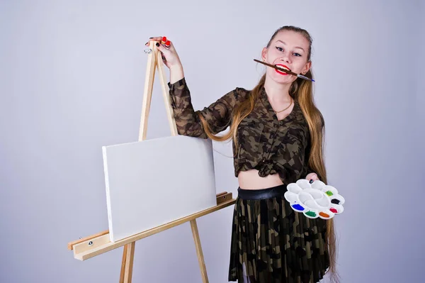 Mulher bonita artista pintor com escovas e óleo de lona posin — Fotografia de Stock