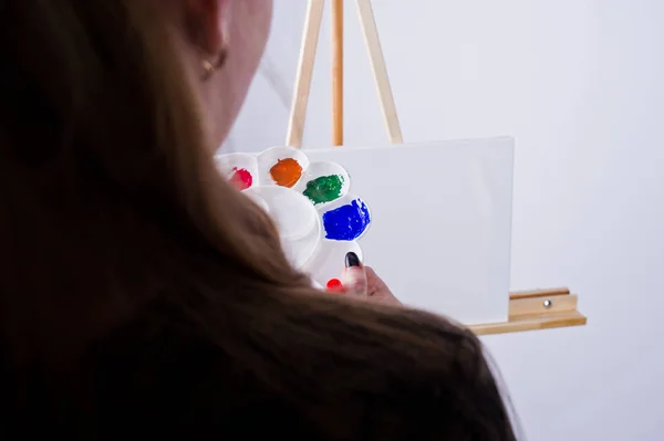 Mulher bonita artista pintor com escovas e óleo de lona posin — Fotografia de Stock