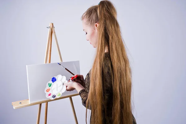 Красивая женщина художник художник с кисточками и масляными холстами позин — стоковое фото