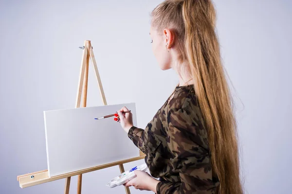 Красивая женщина художник художник с кисточками и масляными холстами позин — стоковое фото