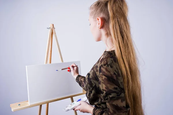 Hermosa mujer artista pintor con pinceles y lona al óleo posin — Foto de Stock