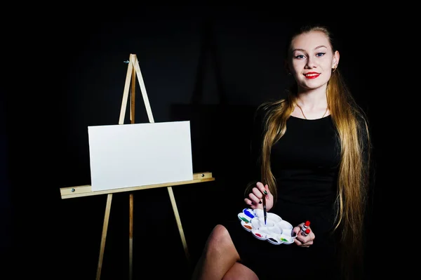 Krásná ženská malířka s kartáči a olejovou plachtou — Stock fotografie