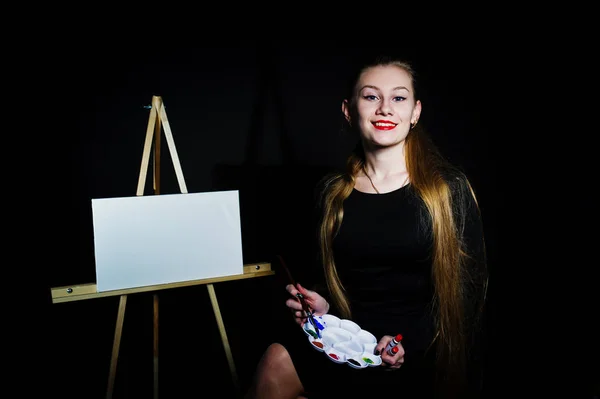 Mulher bonita artista pintor com escovas e óleo de lona posin — Fotografia de Stock