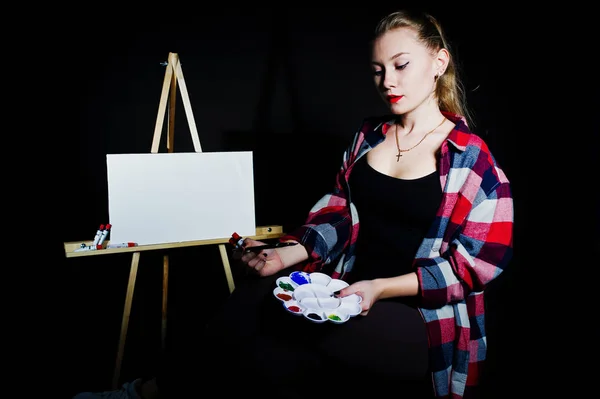 Gyönyörű nő művész festő, kefék és olaj vászon posin — Stock Fotó