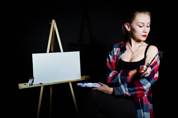 Gyönyörű nő művész festő, kefék és olaj vászon posin — Stock Fotó
