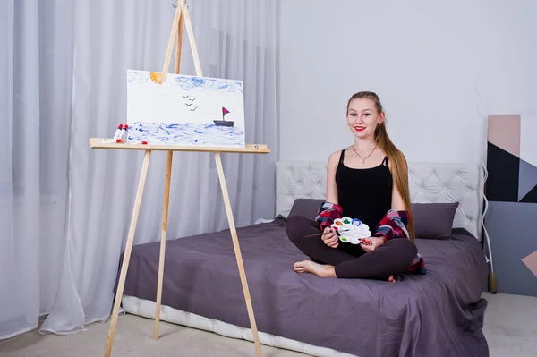 Όμορφη γυναίκα καλλιτέχνης ζωγράφος με βούρτσες και Hang-καμβά Πόζιν — Φωτογραφία Αρχείου