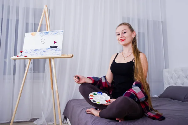 ブラシとオイルキャンバスポシンを持つ美しい女性アーティスト画家 — ストック写真