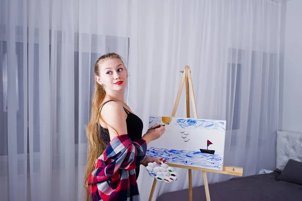 Hermosa mujer artista pintor con pinceles y lona al óleo posin —  Fotos de Stock