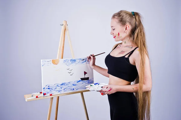 Hermosa mujer artista pintor con pinceles y lona al óleo posin —  Fotos de Stock