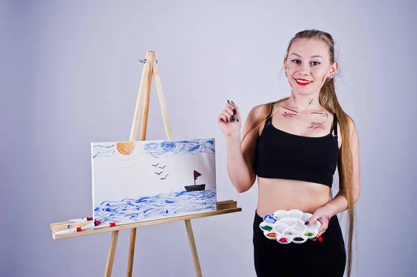 Hermosa mujer artista pintor con pinceles y lona al óleo posin —  Fotos de Stock