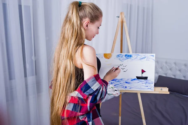Schöne Künstlerin Malerin mit Pinseln und Öl Leinwand posin — Stockfoto