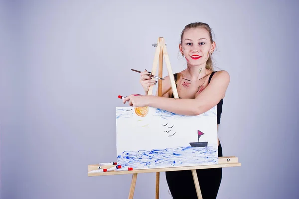 ブラシとオイルキャンバスポシンを持つ美しい女性アーティスト画家 — ストック写真