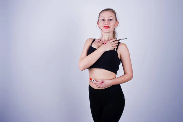 Vacker kvinna konstnär målare med borstar poserar i studion ISO — Stockfoto