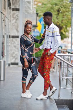 Yakışıklı şık afro-amerikan çift sokak togethe poz verdi