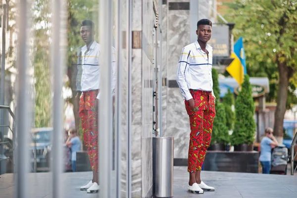 Портрет красивого стильного африканского мужчины-модели в красном — стоковое фото