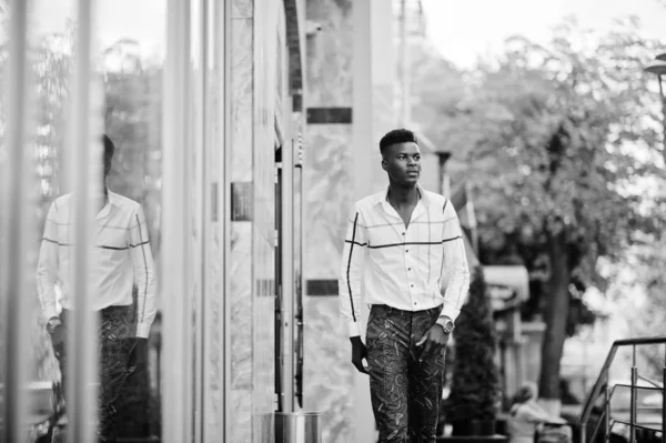 Retrato de homem modelo afro-americano elegante bonito em vermelho t — Fotografia de Stock