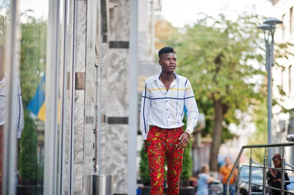 Retrato de hombre modelo afroamericano elegante guapo en t rojo — Foto de Stock