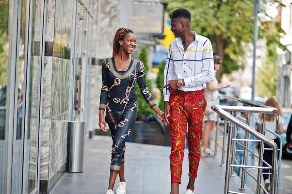 Hermosa pareja afroamericana elegante posaron en la calle juntos — Foto de Stock