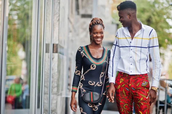 Knappe stijlvolle Afro-Amerikaanse echtpaar afgezet op straat togethe — Stockfoto