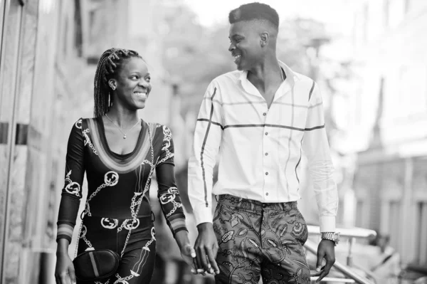 Schönes stylisches afrikanisch-amerikanisches Paar posierte auf der Straße zusammen — Stockfoto