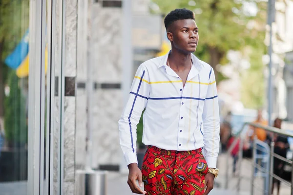 Портрет красивого стильного африканского мужчины-модели в красном — стоковое фото