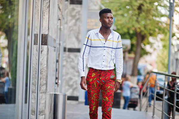 Retrato de hombre modelo afroamericano elegante guapo en t rojo — Foto de Stock