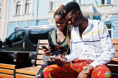 H cep telefonları ile Yakışıklı şık Afro-Amerikan çift