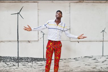 Kırmızı t yakışıklı şık afro-amerikan model adam Portresi