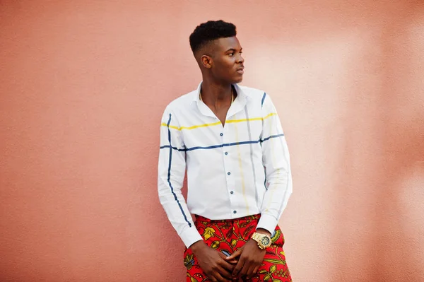 Retrato de hombre modelo afroamericano elegante guapo en t rojo — Foto de Stock