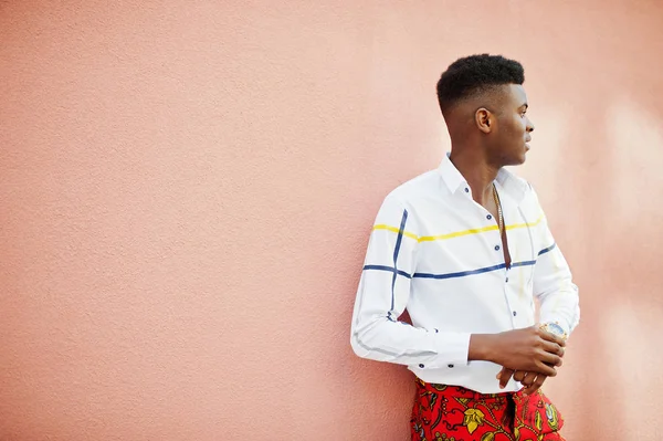 Portret van knappe stijlvolle Afro-Amerikaanse model man in rode t — Stockfoto