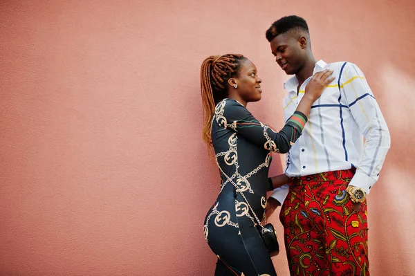 Hermosa pareja afroamericana elegante posaron en la calle juntos —  Fotos de Stock