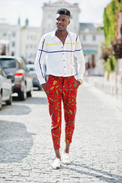 Portrait de bel homme modèle afro-américain élégant en rouge t — Photo