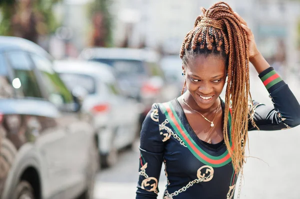 Портрет красивой стильной африканской женщины-модели — стоковое фото