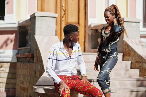 Hermosa pareja afroamericana elegante posaron en la calle juntos — Foto de Stock