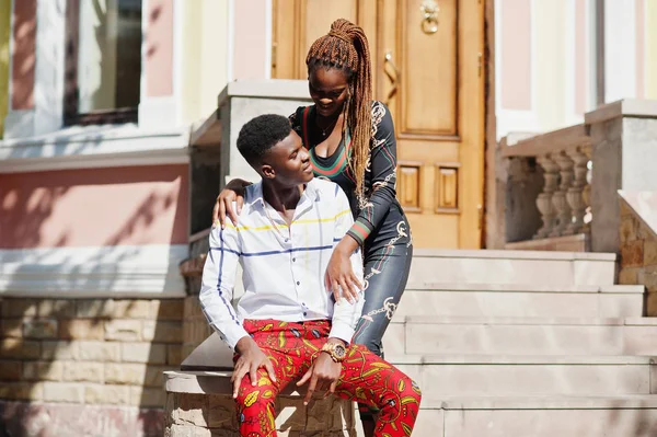 Hermosa pareja afroamericana elegante posaron en la calle juntos — Foto de Stock