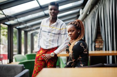 Yakışıklı şık afro-amerikan çift sokak togethe poz verdi