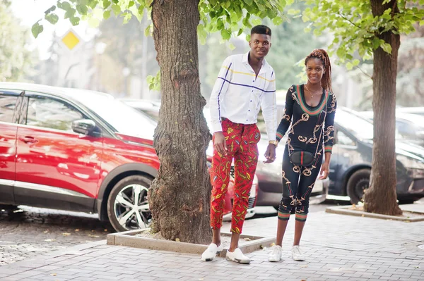 Hermosa pareja afroamericana elegante posaron en la calle juntos — Foto de Stock