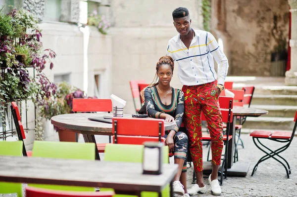 Hermosa pareja afroamericana elegante posaron en la calle juntos — Foto de Stock