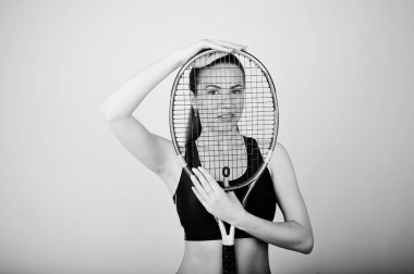 Spor'da genç kadın oyuncunun siyah beyaz portresi