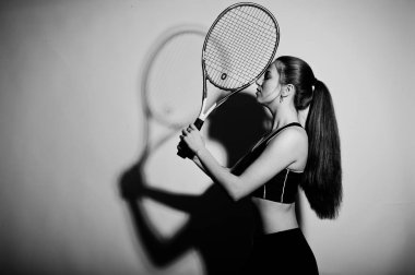 Spor'da genç kadın oyuncunun siyah beyaz portresi