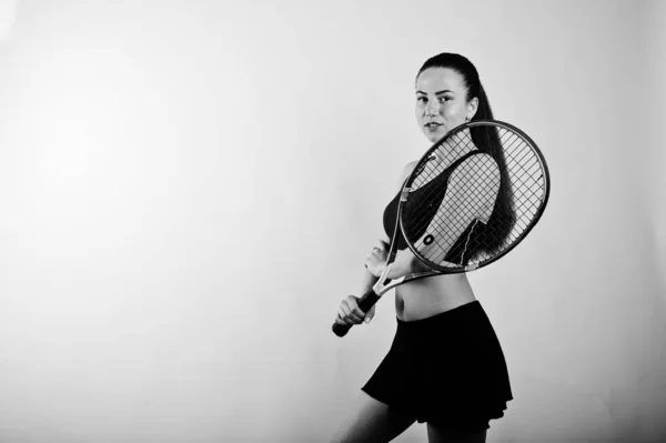 Retrato en blanco y negro de una hermosa joven jugadora en spor — Foto de Stock