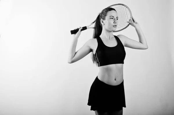 Retrato en blanco y negro de una hermosa joven jugadora en spor — Foto de Stock