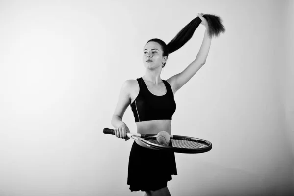 Retrato en blanco y negro de una hermosa joven jugadora en spor — Foto de Stock