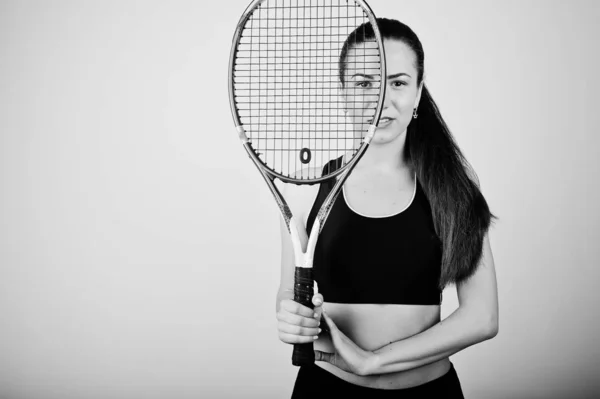 Retrato en blanco y negro de una hermosa joven jugadora en spor — Foto de Stock