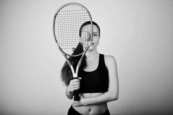 Retrato en blanco y negro de una hermosa joven jugadora en spor — Foto de Stock