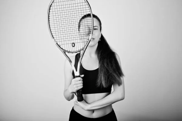 Retrato en blanco y negro de una hermosa joven jugadora en spor — Foto de Stock