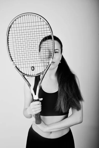 Portrait noir et blanc de belle jeune femme joueuse en spor — Photo