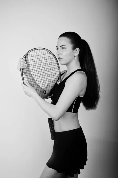 Zwart-wit portret van mooie jonge vrouw speler in Spor — Stockfoto
